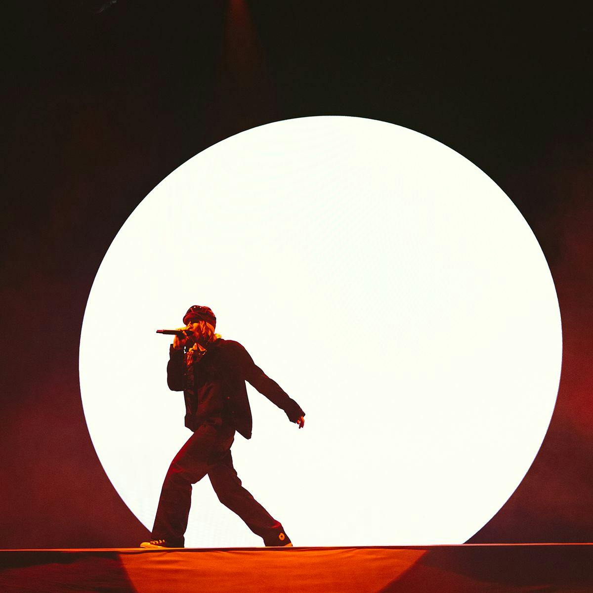 The Kid LAROI performs, walking across the stage. Behind them a large white circle.